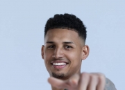 包含一名新面孔在球场上崭露头角，引起球迷热议的词条