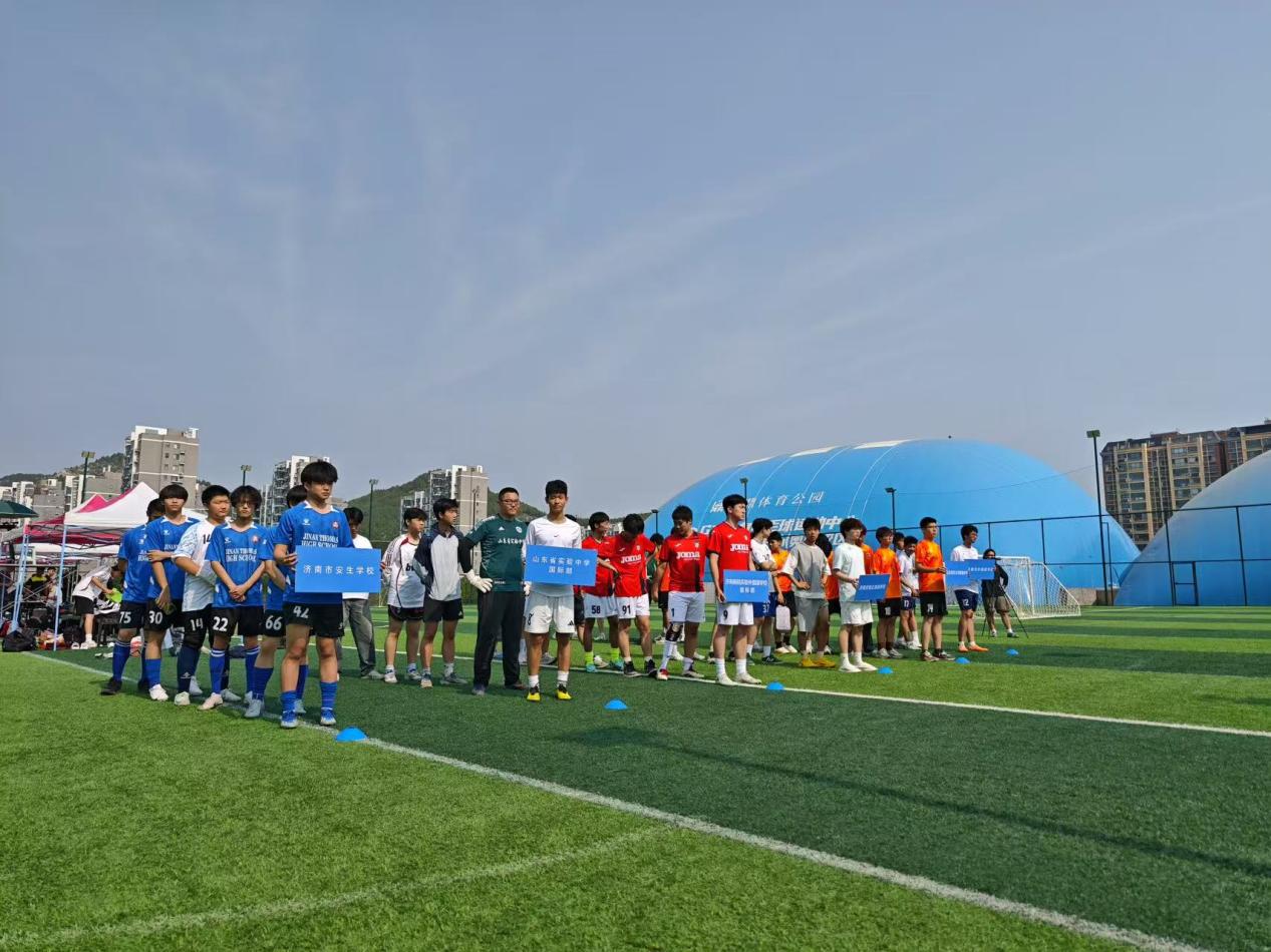 足球赛场激情四溢，胜负难料
