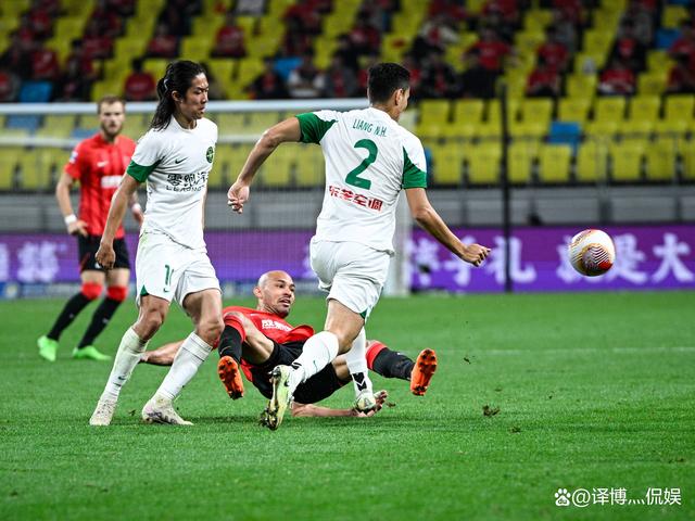 足球比赛中，女选手全力以赴追赶领先