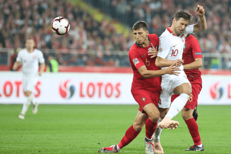 关于雷丁主场逼平对手，稳定积分排名的信息