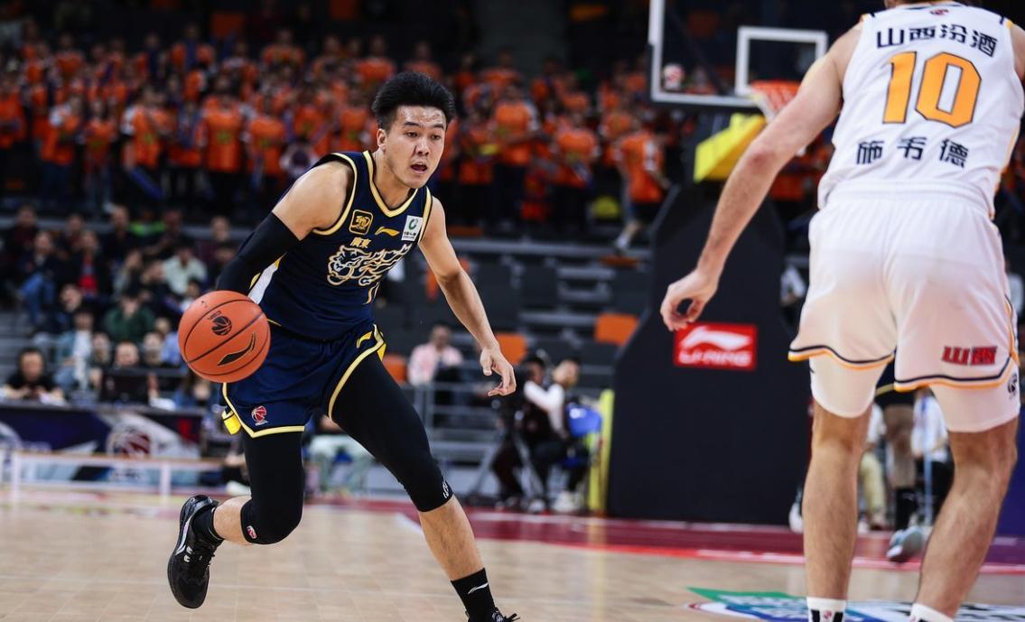 CBA联赛总决赛首战,广东队力克辽宁取得领先 CBA联赛总决赛首战,广东队力克辽宁取得领先