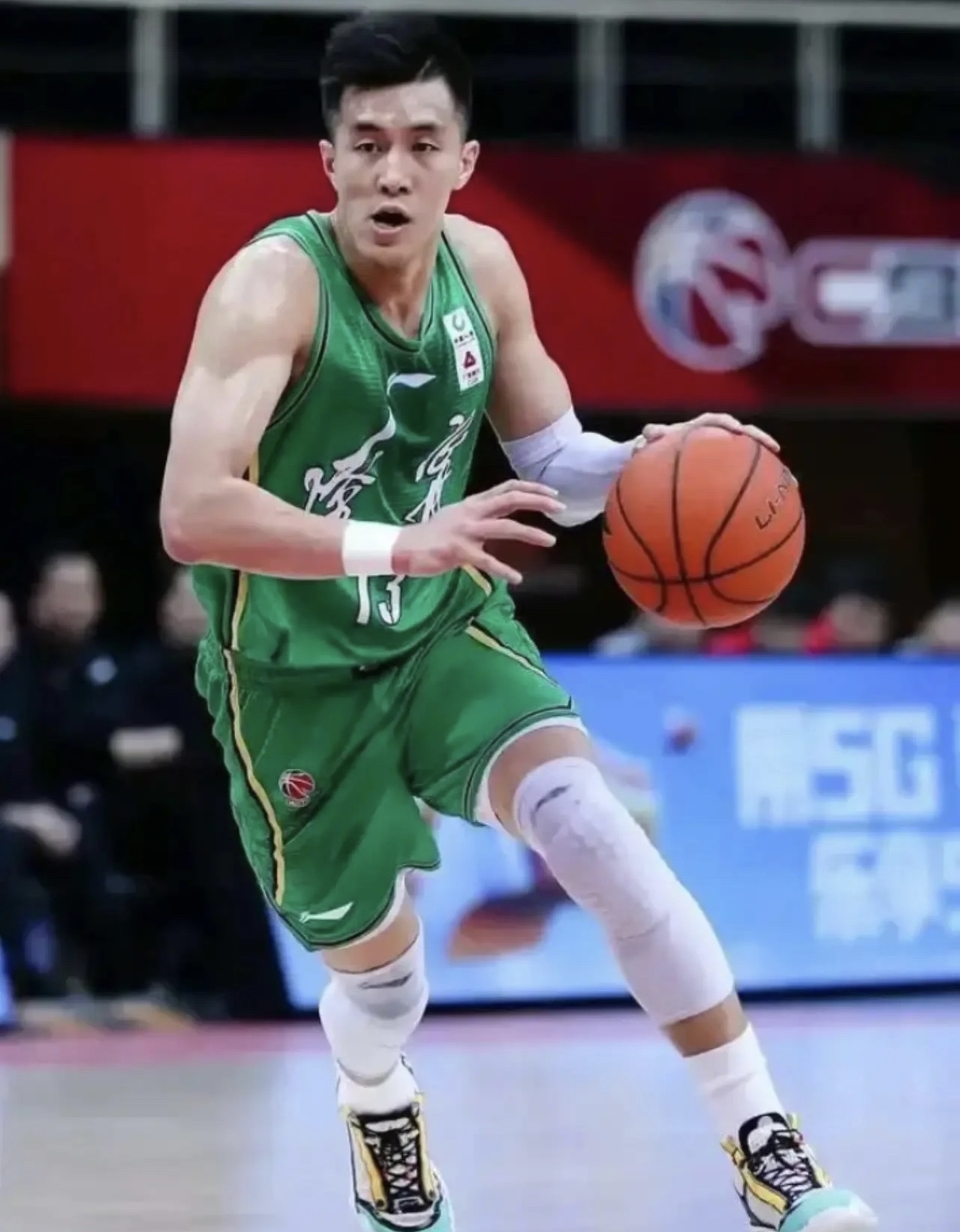 比赛中球员们的飒气姿态震撼人心 比赛中球员们的飒气姿态震撼人心