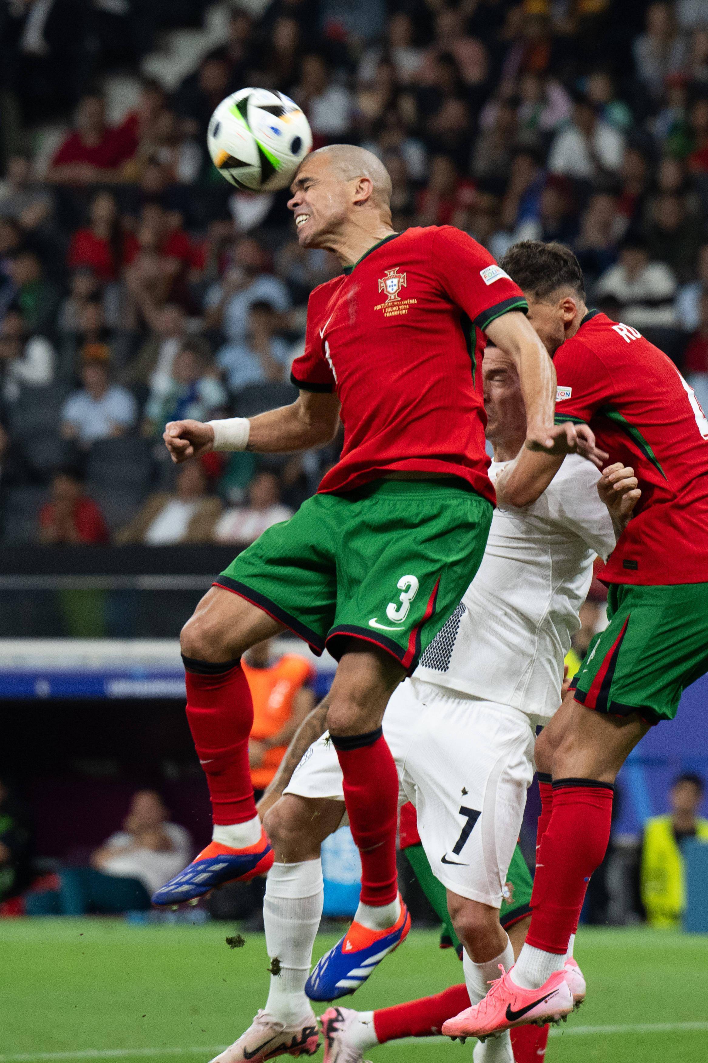 关于足球职业赛场上的精彩表现:球队实力碾压对手夺冠的信息 关于足球职业赛场上的精彩表现:球队实力碾压对手夺冠的信息