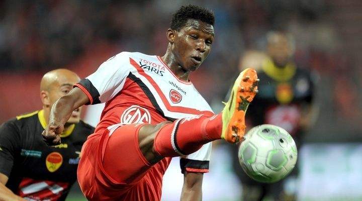 瓦朗谢纳惊险获胜，继续保持不败战绩