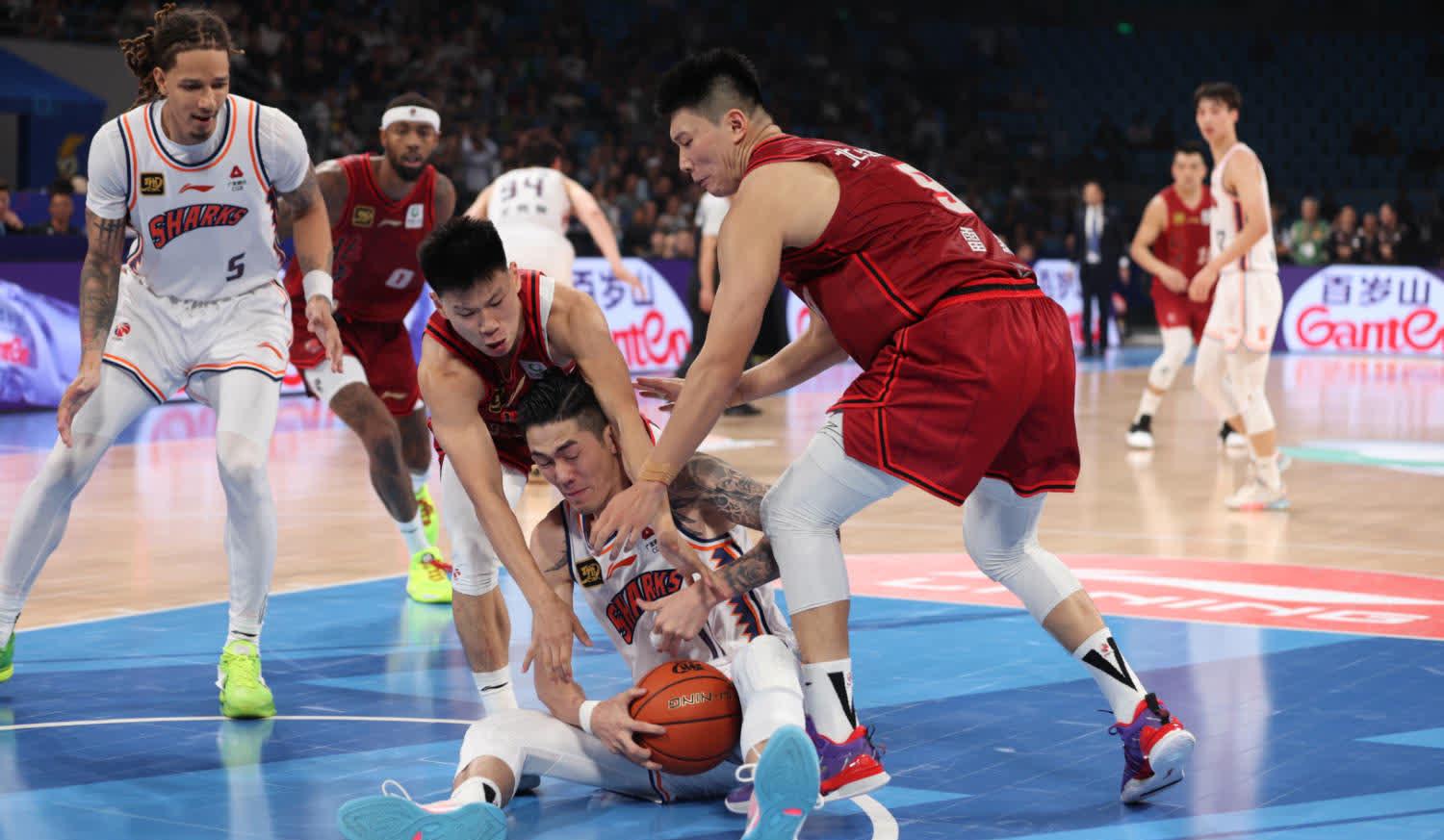 包含火爆混战！球场上掀起强烈碰撞的词条