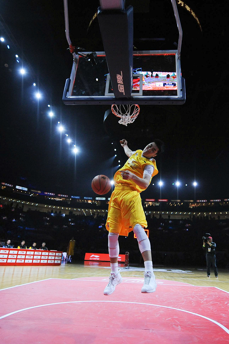 关于专业球员的篮球技艺在场上独领风骚的信息