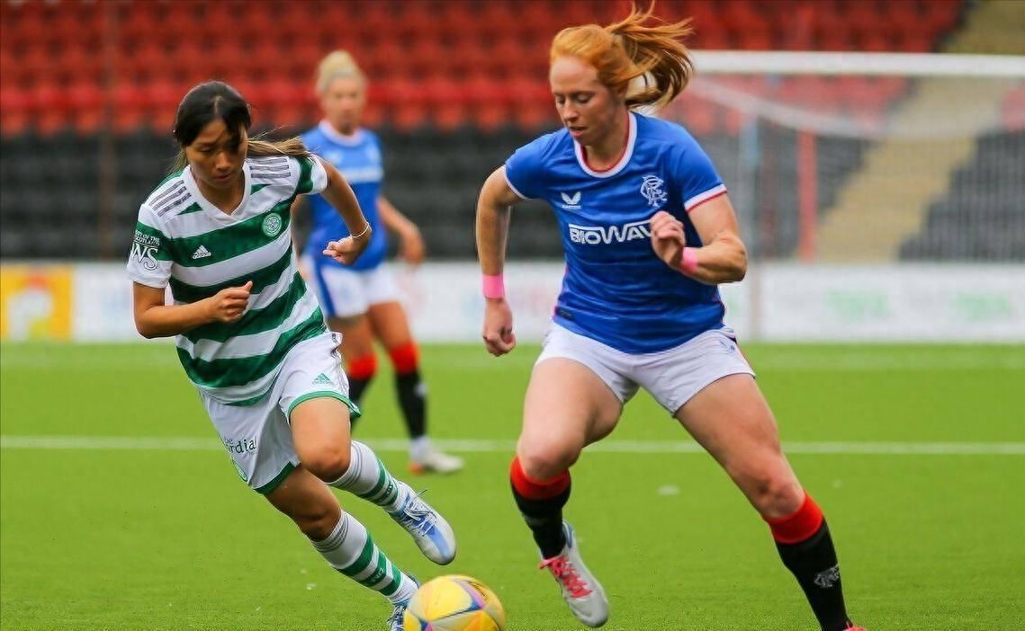 包含草场上的英雄梦：女子足球比赛的精彩瞬间的词条