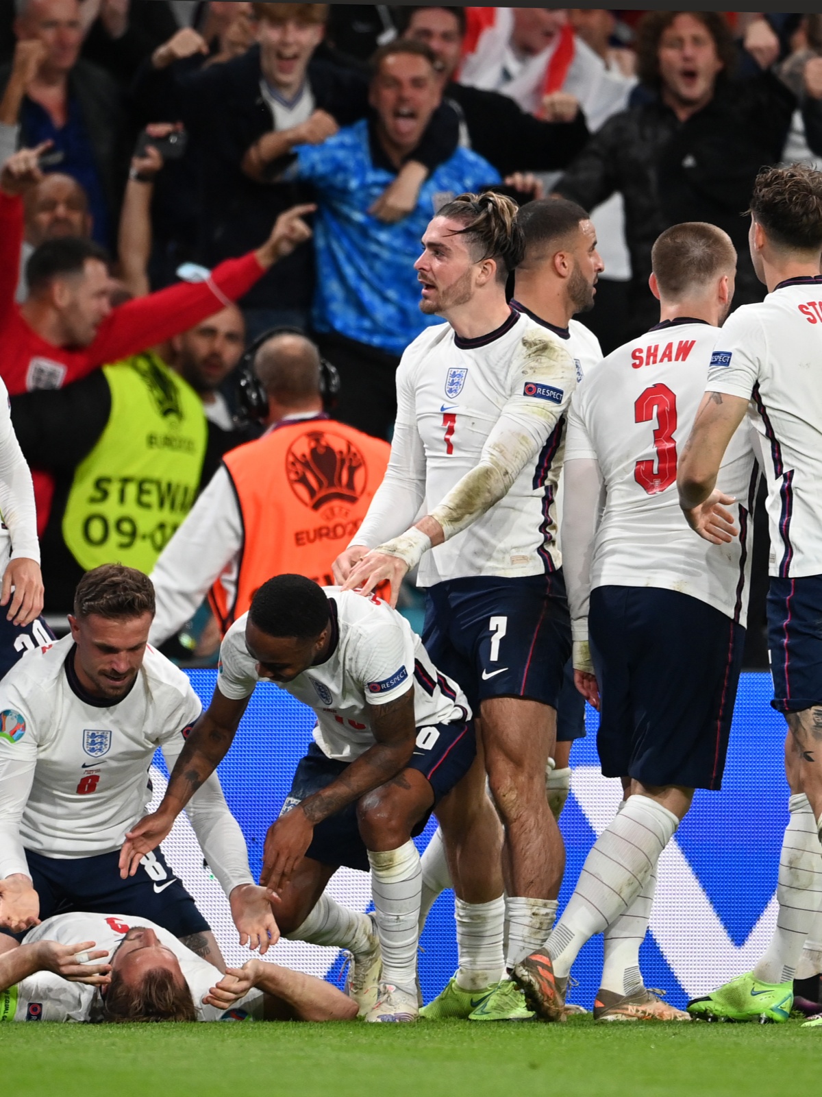 包含英格兰队积极备战,欧锦赛披荆斩棘的词条 包含英格兰队积极备战,欧锦赛披荆斩棘的词条