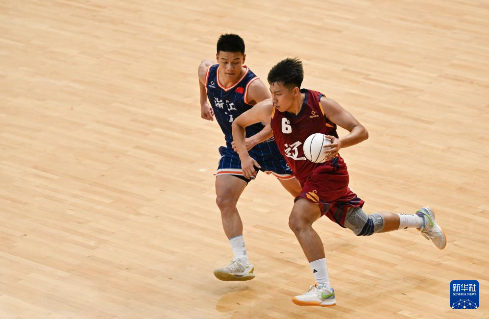 双方球队在比赛中展现出坚韧不拔的拼搏精神