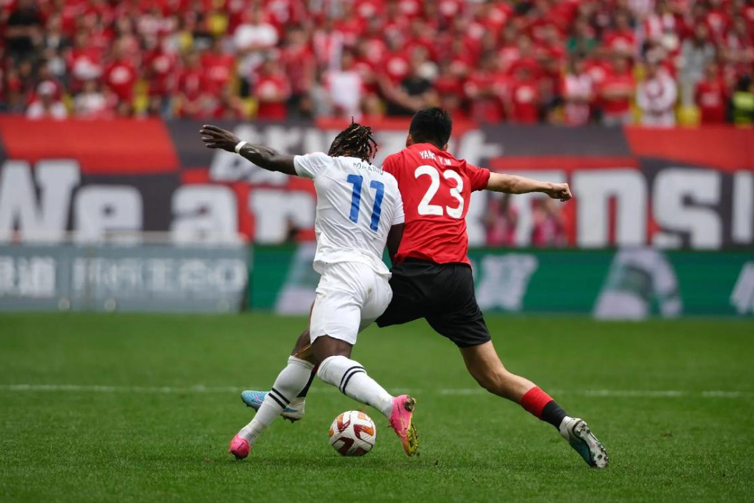 双方球队在比赛中展现出坚韧不拔的拼搏精神