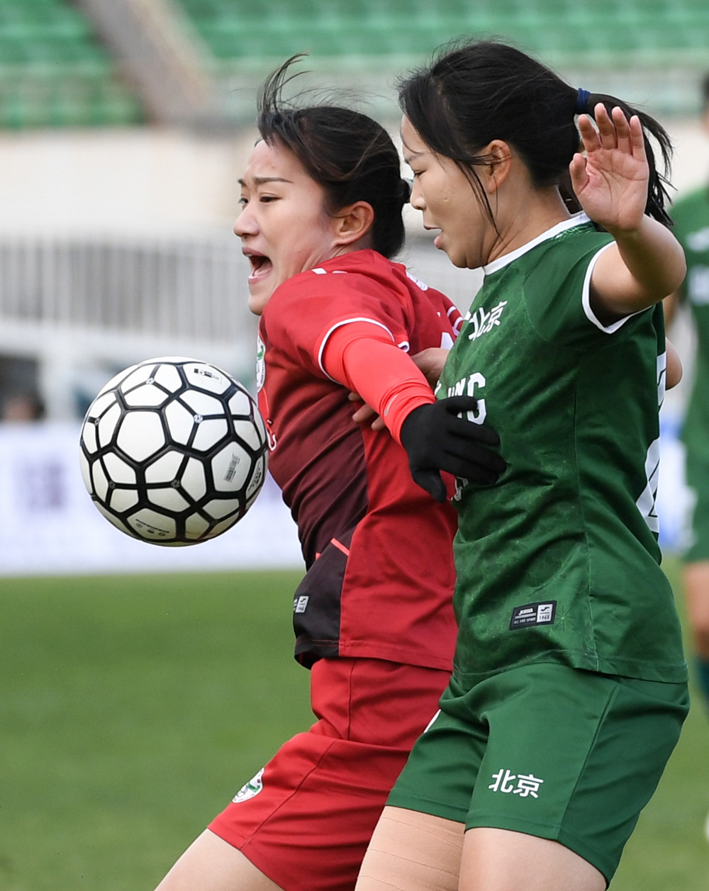 女足赛场火爆交锋，形势激烈