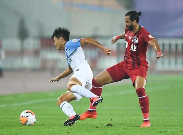 河南嵩山主场大胜广州富力，领先积分榜的简单介绍