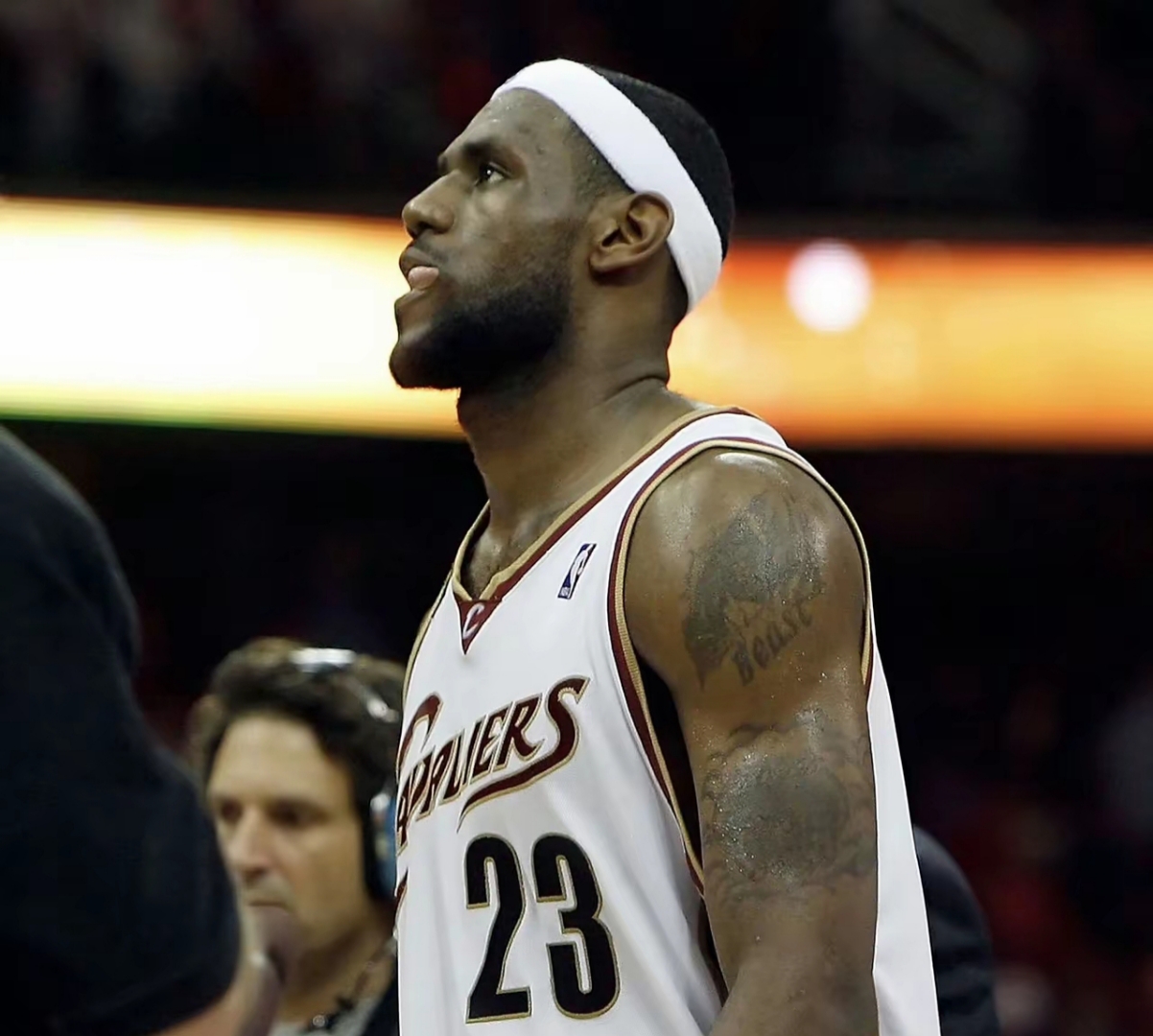 詹姆斯助攻破记录，成为队史传奇