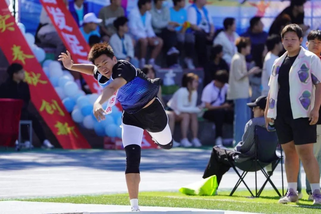 球员们全力以赴，奋力冲向胜利的彼岸的简单介绍