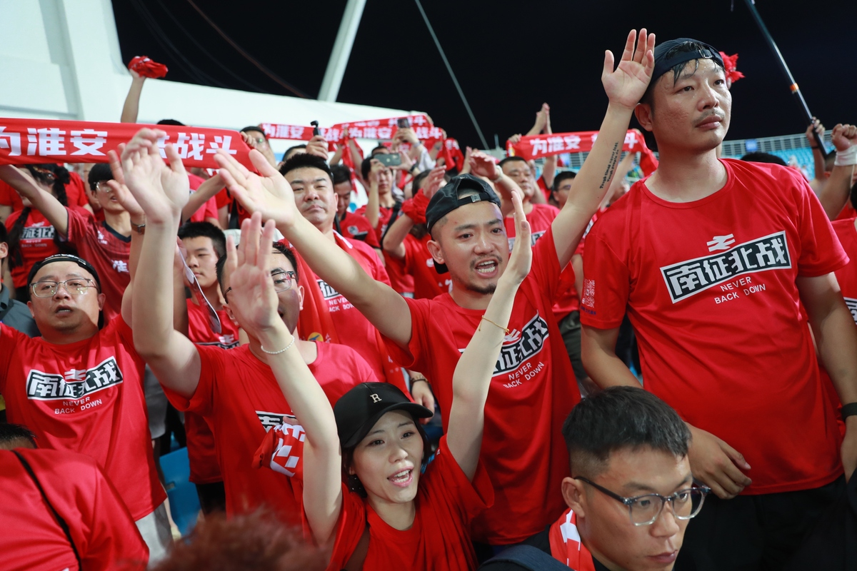 精彩比赛上演，球迷尽情欢呼